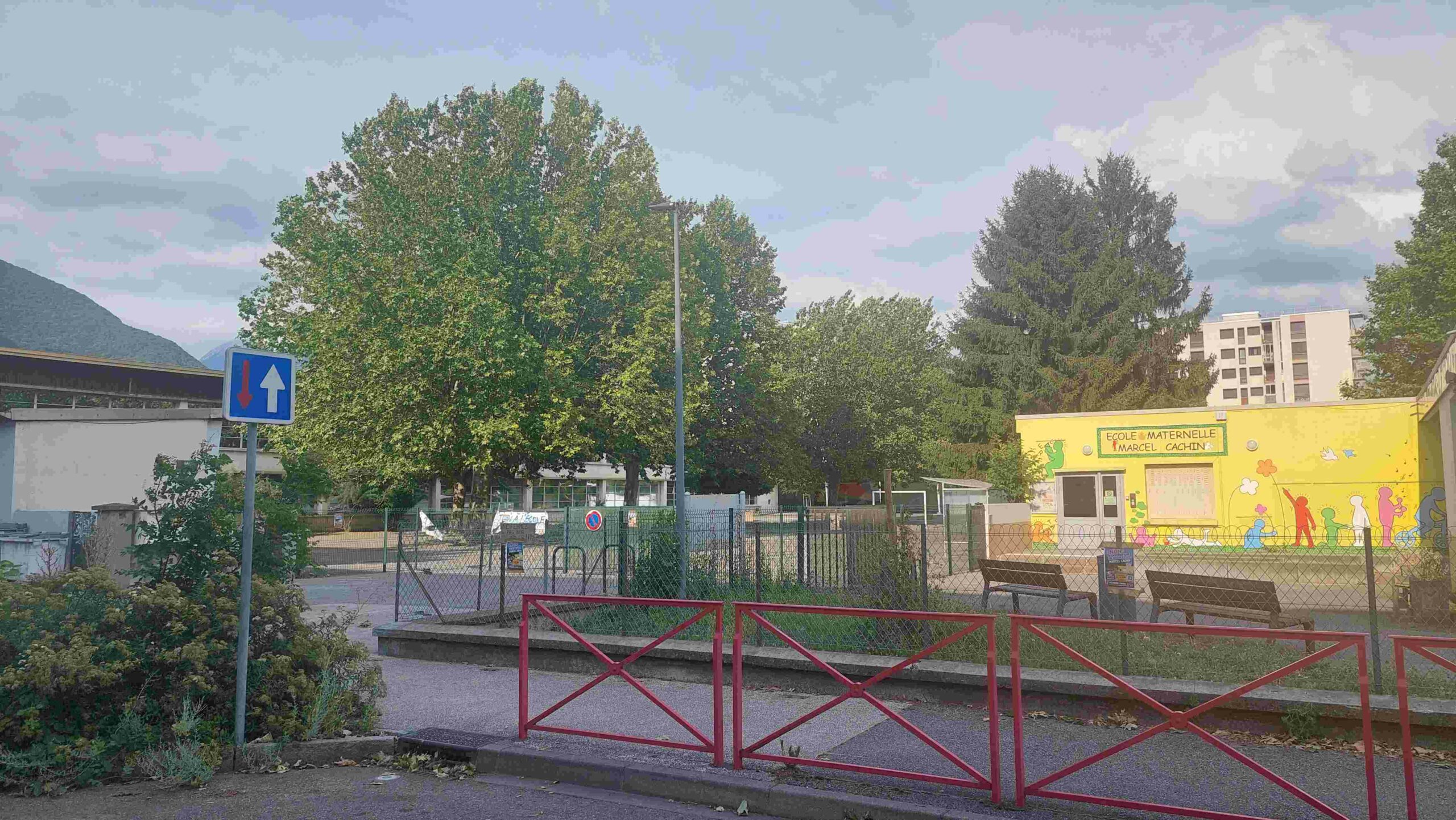 Communiqué : Fermetures d’écoles brutales